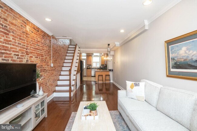Building Photo - 747 S Curley St