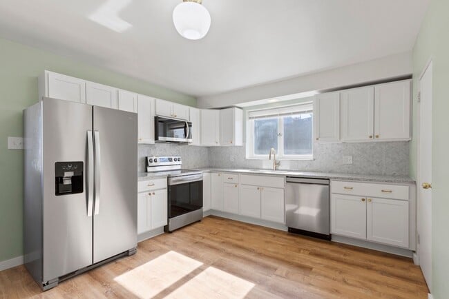 Building Photo - Bright 2 Bedroom Apartment in Duquesne Heights – Minutes from Mount Washington Overlook!