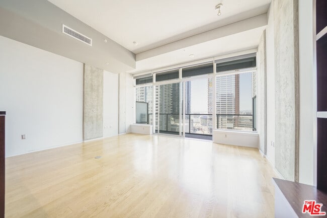 Foto del edificio - 1155 S Grand Ave