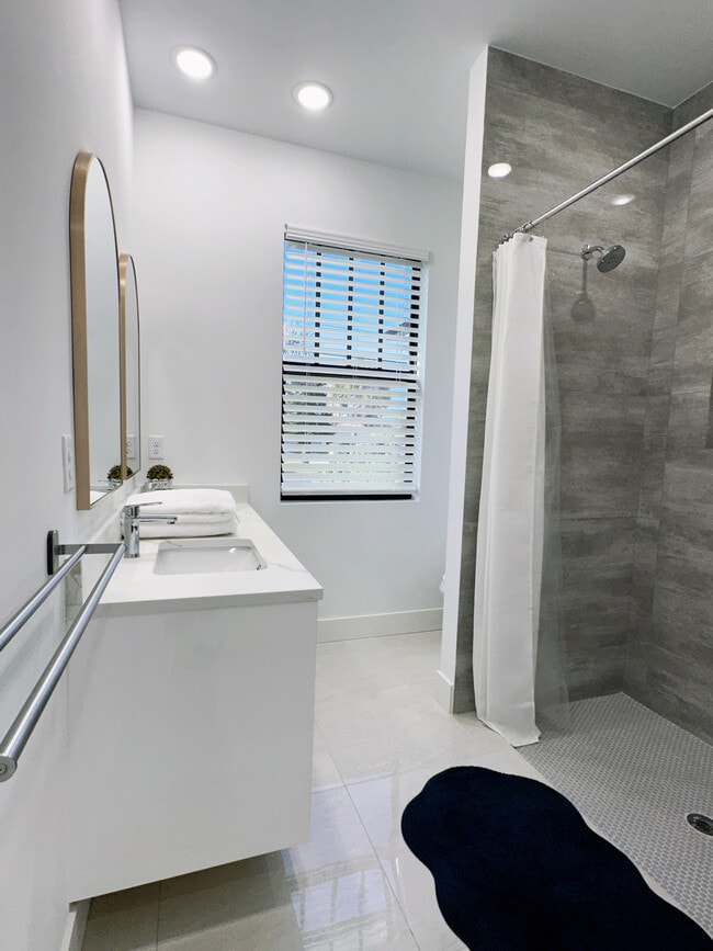 Baño privado y completamente nuevo - 4730 Marguerita Dr