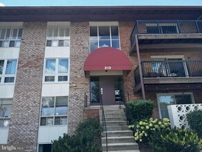 Building Photo - 212 Locust St SE