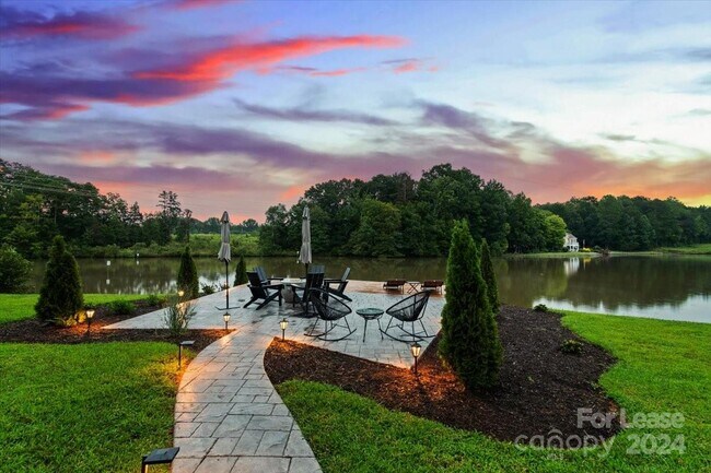 Building Photo - 1337 Whispering Oaks Ln