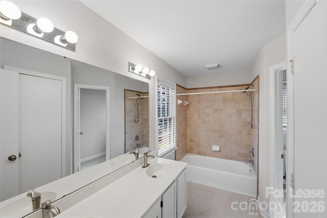 Foto del edificio - 805 Farm Tree Ln