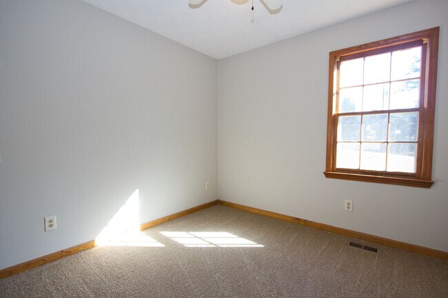 Building Photo - Reduced! Move-In Ready Loganville Home