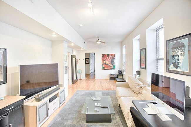 Foto del edificio - Wicker Park Large Sunny 3 Bed. In-Unit Laundry, FREE Fast Internet. Central Heat & A/C, Hardwood ...
