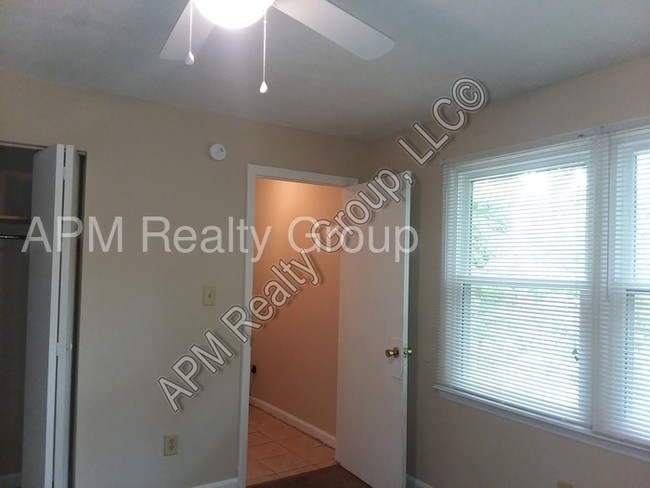 Building Photo - Rare One Bedroom Apartment