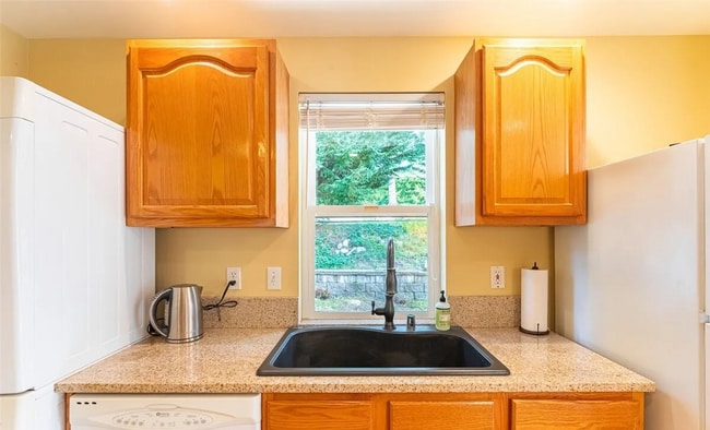 Building Photo - Short Term Lease Only, Charming 3 Bed, 1.5 Bath with Big Yard