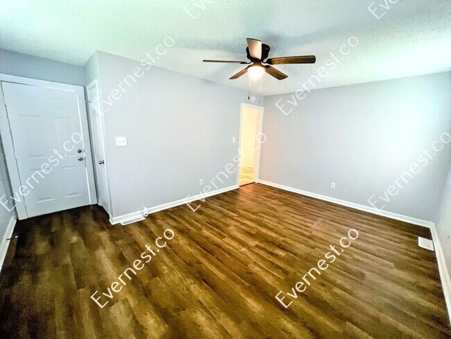 Foto del edificio - 8134 Douglas Ave