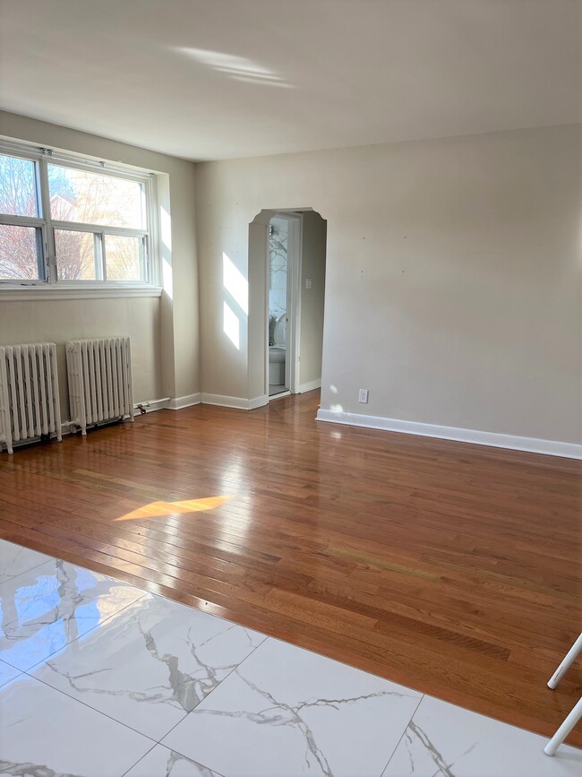 Building Photo - Luxury unit just renovated to current condo standards, large bright unit in a very quiet resident...