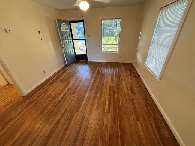 Foto del edificio - 2815 Crest Ave