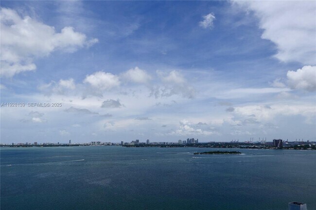 Foto del edificio - 650 NE 32nd St