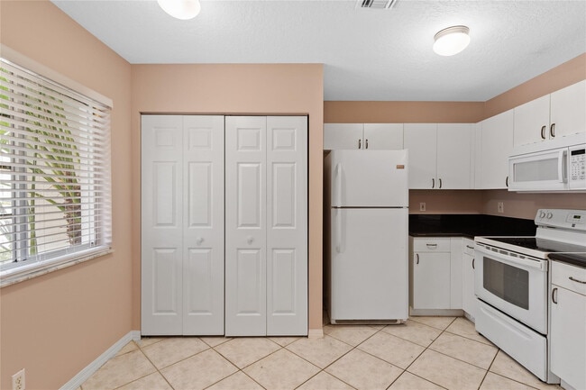 Building Photo - 1186 SW 44th Ave