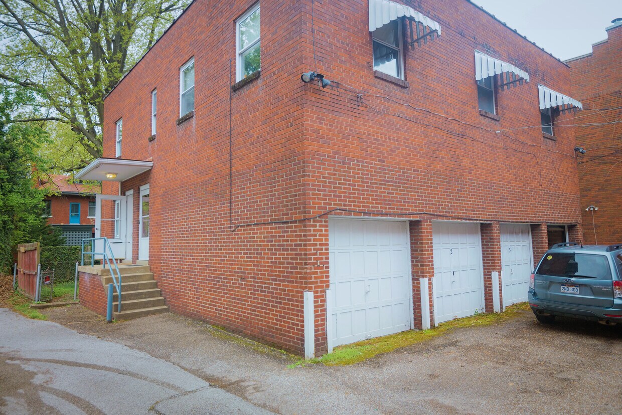 Primary Photo - 16115 1611.5 Quarrier St