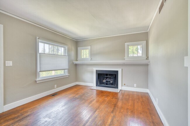 Foto del edificio - Charming remodeled craftsman blocks away f...