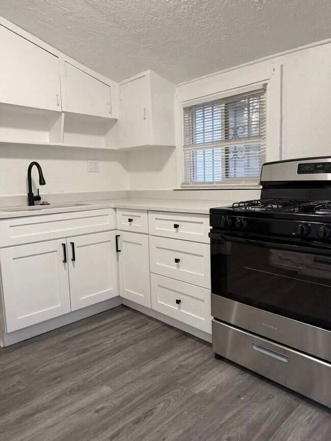 Foto del edificio - One Bedroom Home