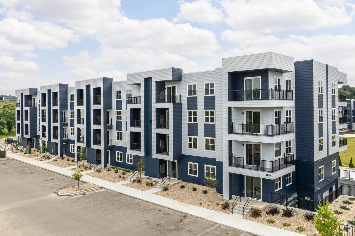 Building Photo - The Residences at Signature Pointe