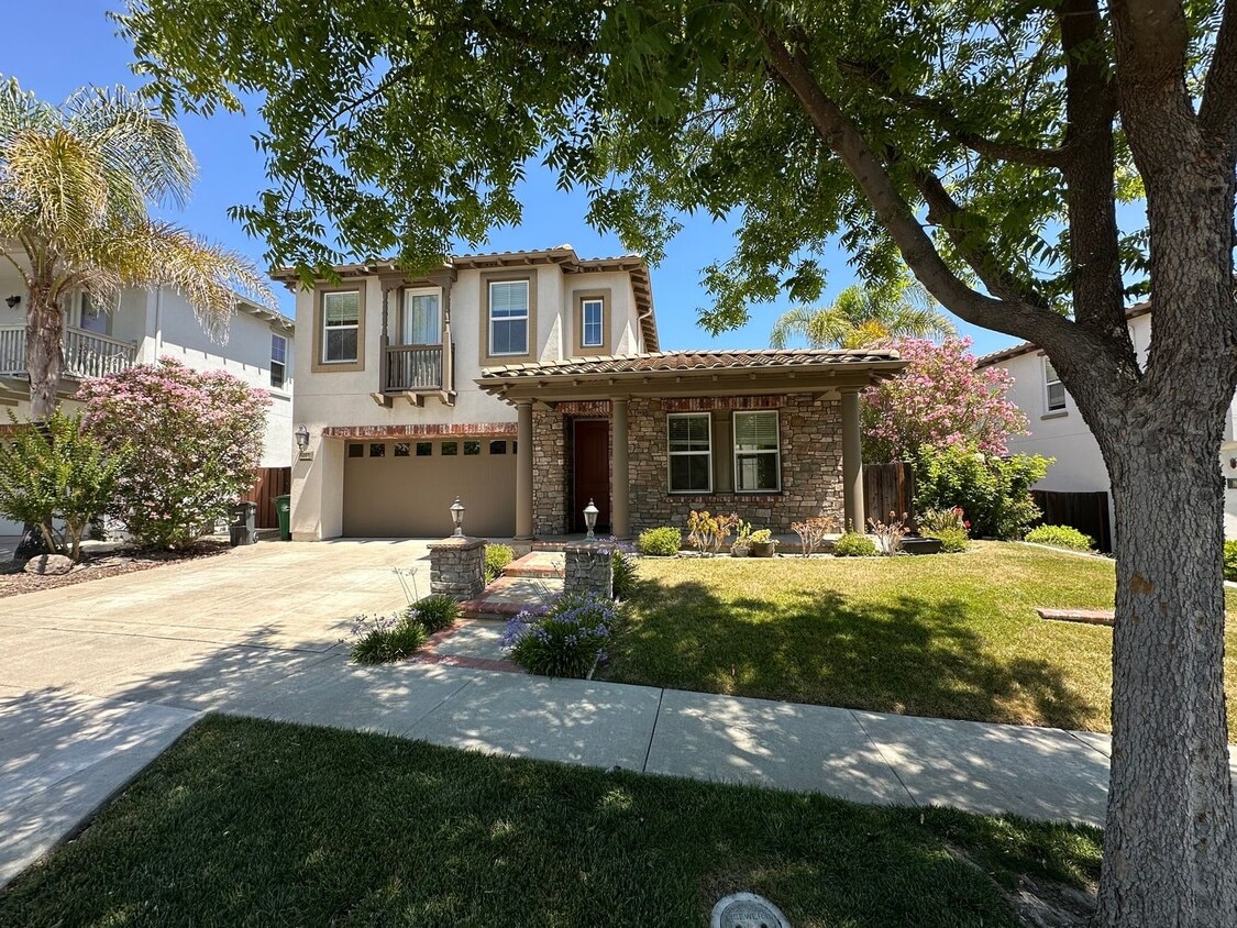 Foto principal - 4 Bed 3 Bath +Office/Den In San Ramon