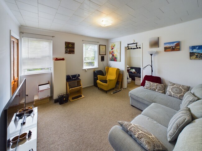 Living Room - 10 Bayview Ave