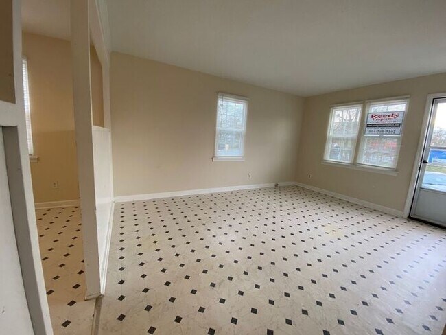 Building Photo - 1 bed/ 1 bath open floor plan just off Pin...