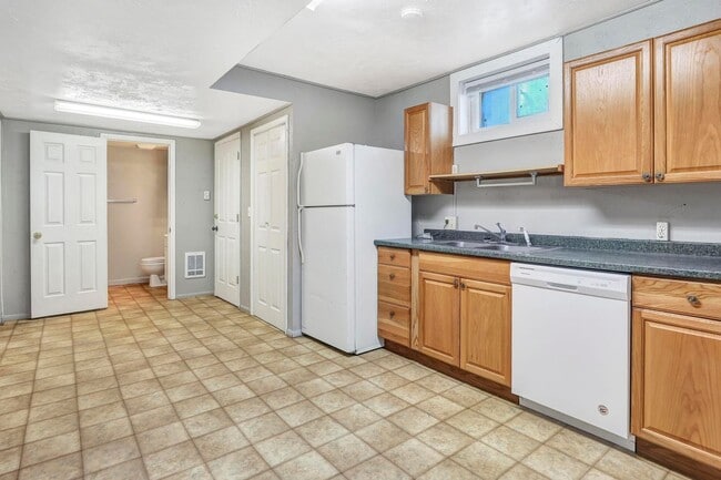 Building Photo - 187 Monroe St