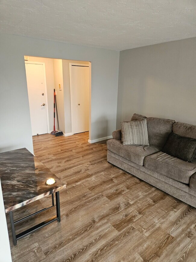 Foto del edificio - 12900 Lake Ave