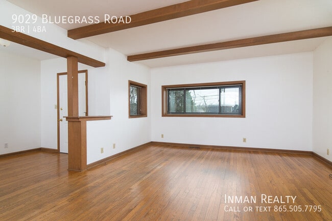 Building Photo - Charming 3 bedroom/3.5 bathroom home on ne...