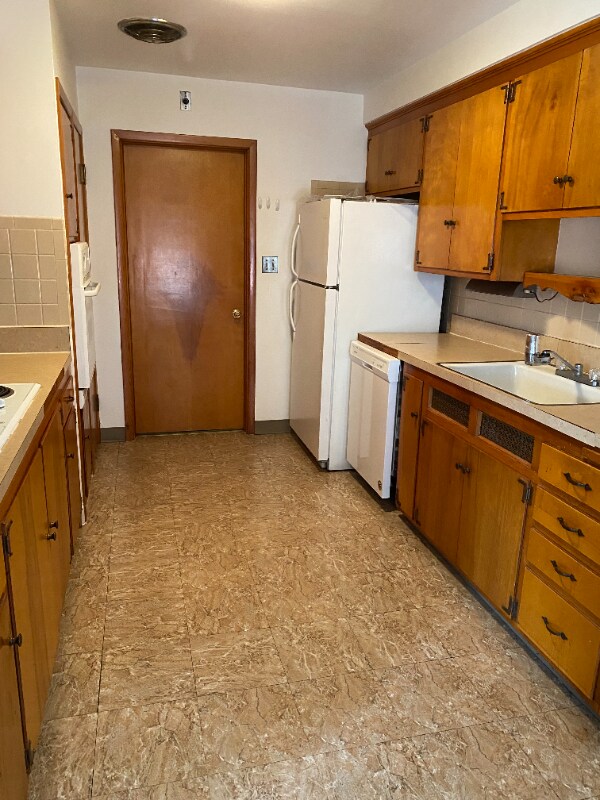 Building Photo - 14547 Cedar Rd