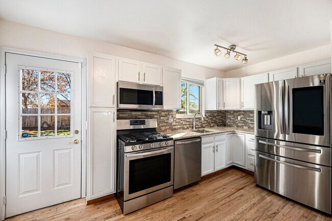 Building Photo - 3 Bed, 1.5 Bath Home Available Now in Broomfield!