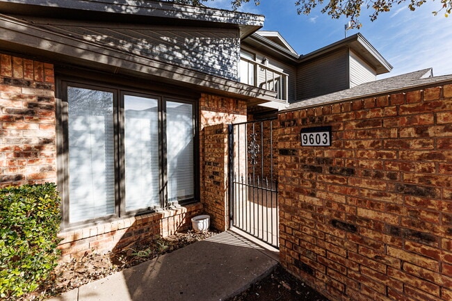 Building Photo - Spacious 3/2/2