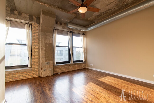Building Photo - 1069 W 14th Pl