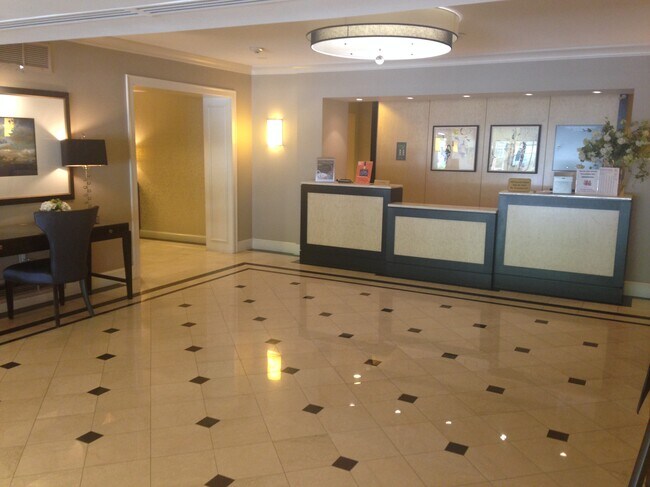 Mostrador de concierge en el lobby - 4601 N Park Ave