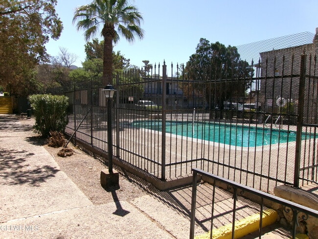 Foto del edificio - 6700 Escondido Dr