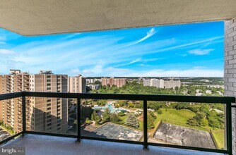 Building Photo - 307 Yoakum Pkwy