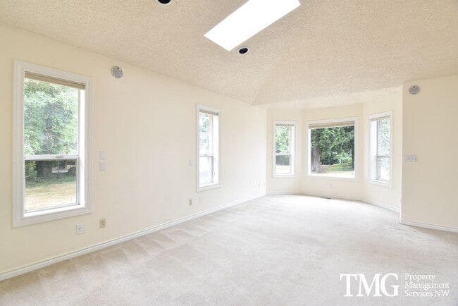 Building Photo - 3BD Estate on Large Lot