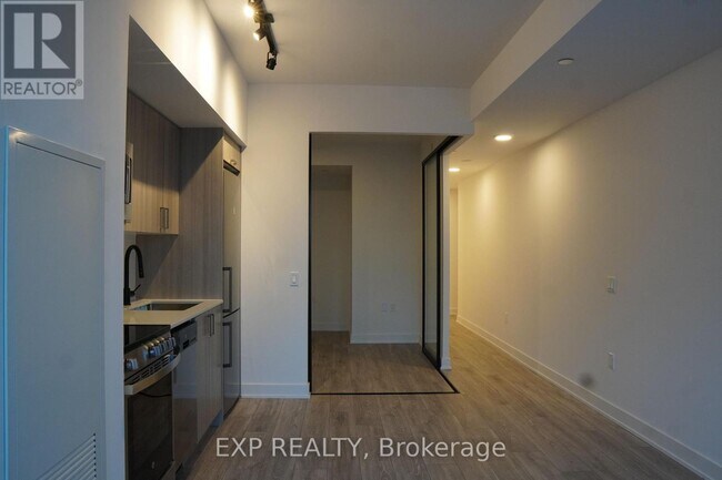 Building Photo - 758 Dovercourt Rd