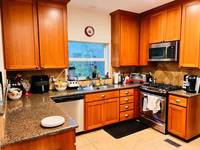 Building Photo - 219 Creekside Village Dr