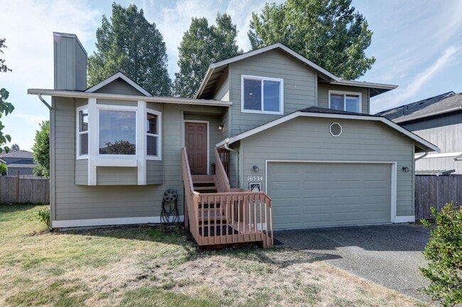 Building Photo - Immaculate, Sunny and Bright 4 Bedroom/2.5...