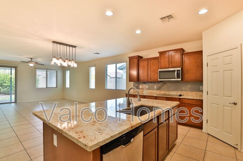 Primary Photo - 7688 W Redbird Rd