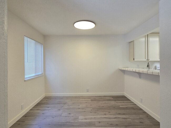 Building Photo - Large Downstairs Condo in Nice Community, ...