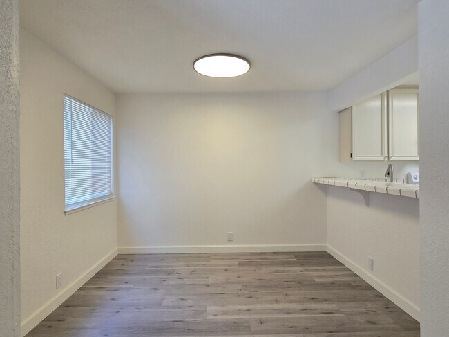 Foto del edificio - Large Downstairs Condo in Nice Community, ...