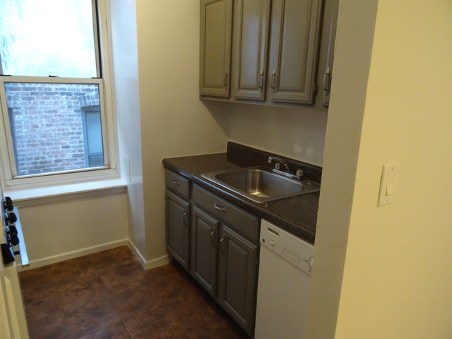Building Photo - 91 E Van Cortlandt Ave