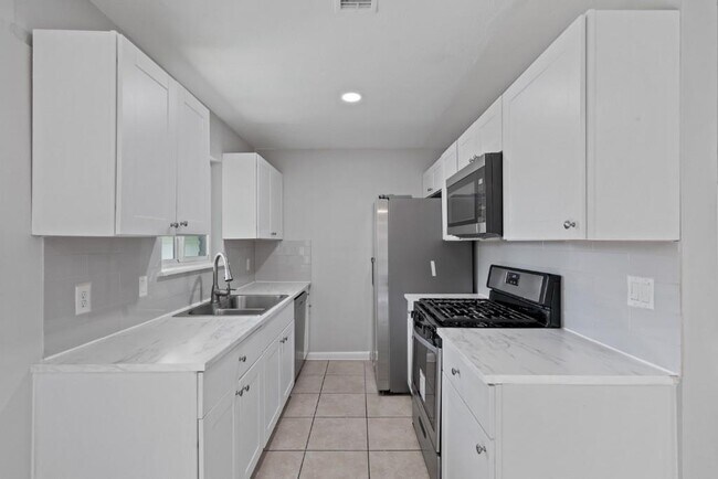 Foto del edificio - 1407 Avebury Cir