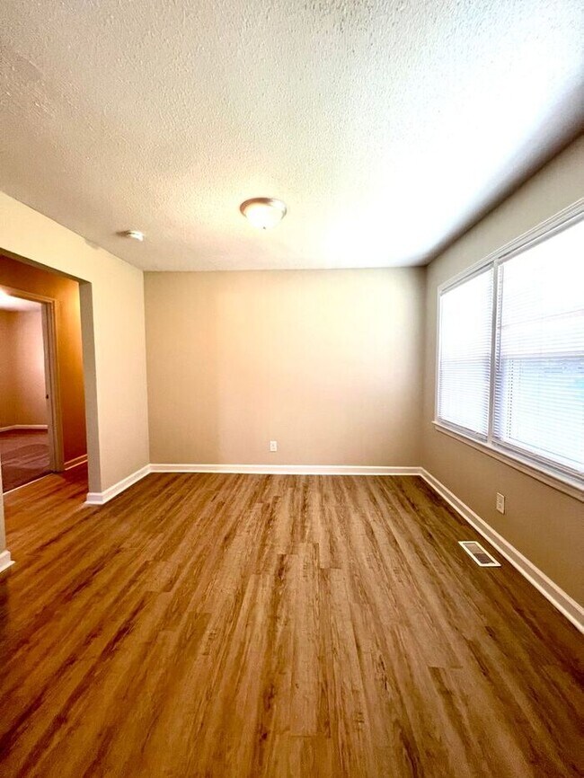 Foto del edificio - 3 BEDROOM MADE FOR YOU - Available for Mov...