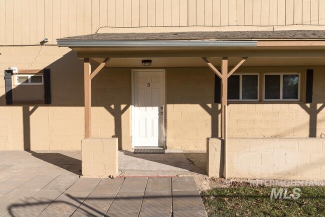 Building Photo - 390 Ct