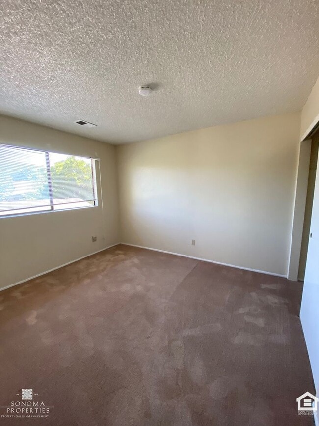 Foto del edificio - Townhouse in Desirable Location, Near Shopping, Bike Trails, Water & Garbage Included