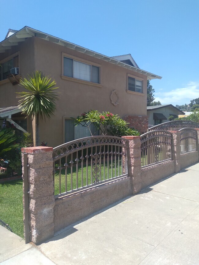front - 911 N Cypress St