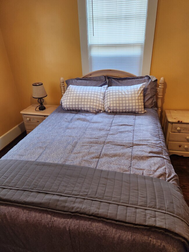 Cama tamaño queen - 1400 King Ave