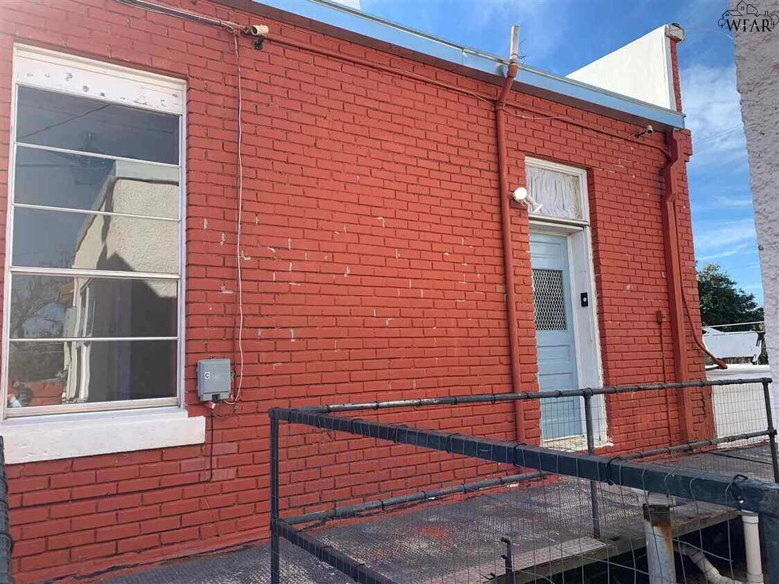 Primary Photo - 909 Van Buren St