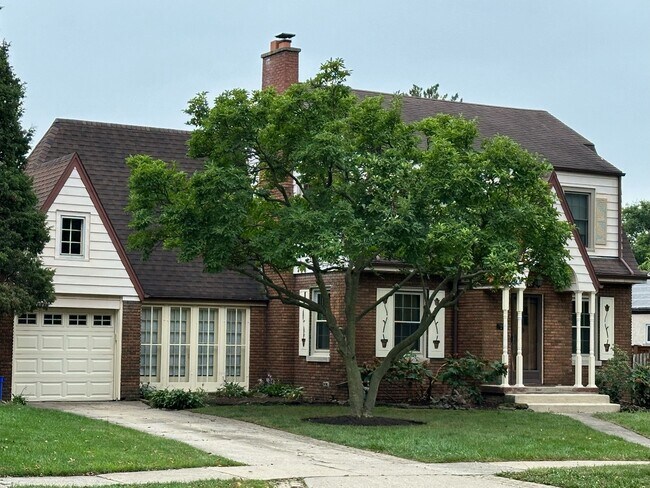 Building Photo - 212 W St Charles Rd
