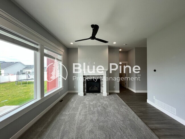 Foto del edificio - 3237 Harlow Dr